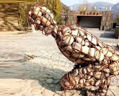 姑娘景區(qū)內(nèi)看見(jiàn)一人跪在地上,被綁住手腳,走近后懵了